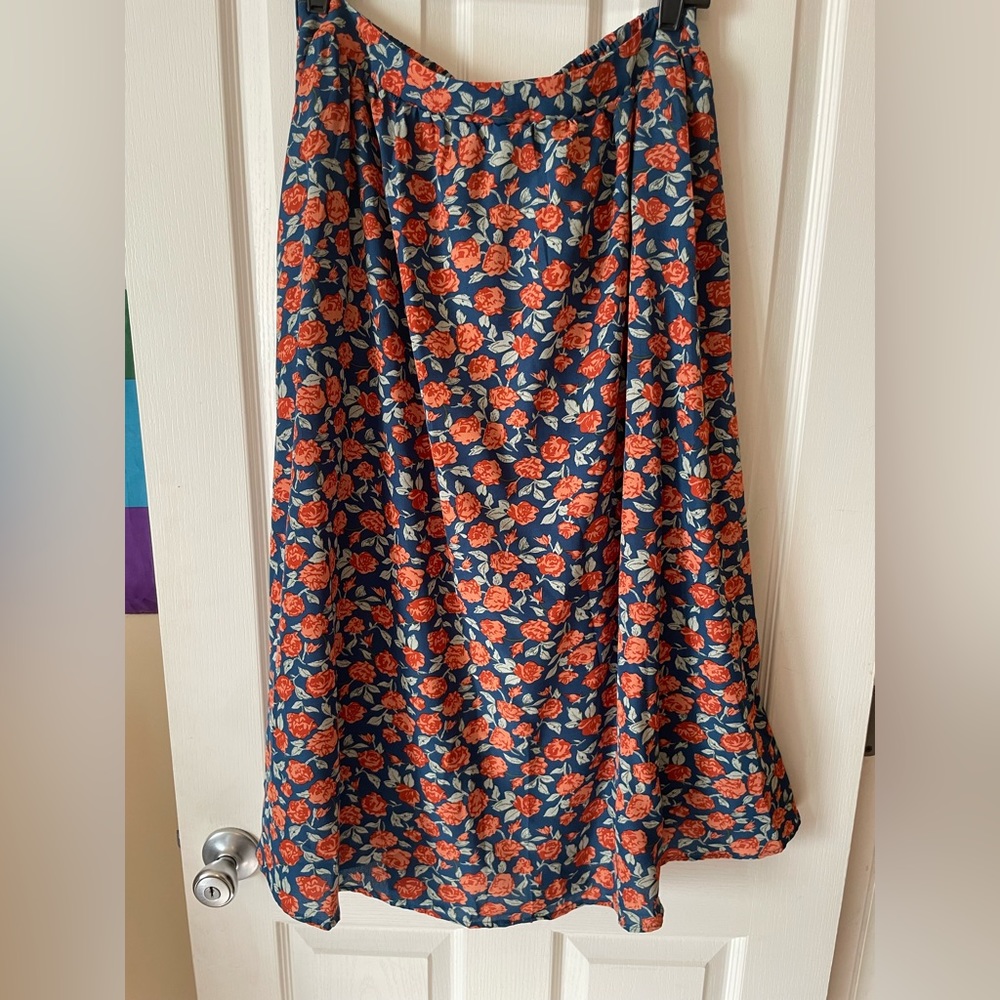 Long and sleek printed maxi skirt